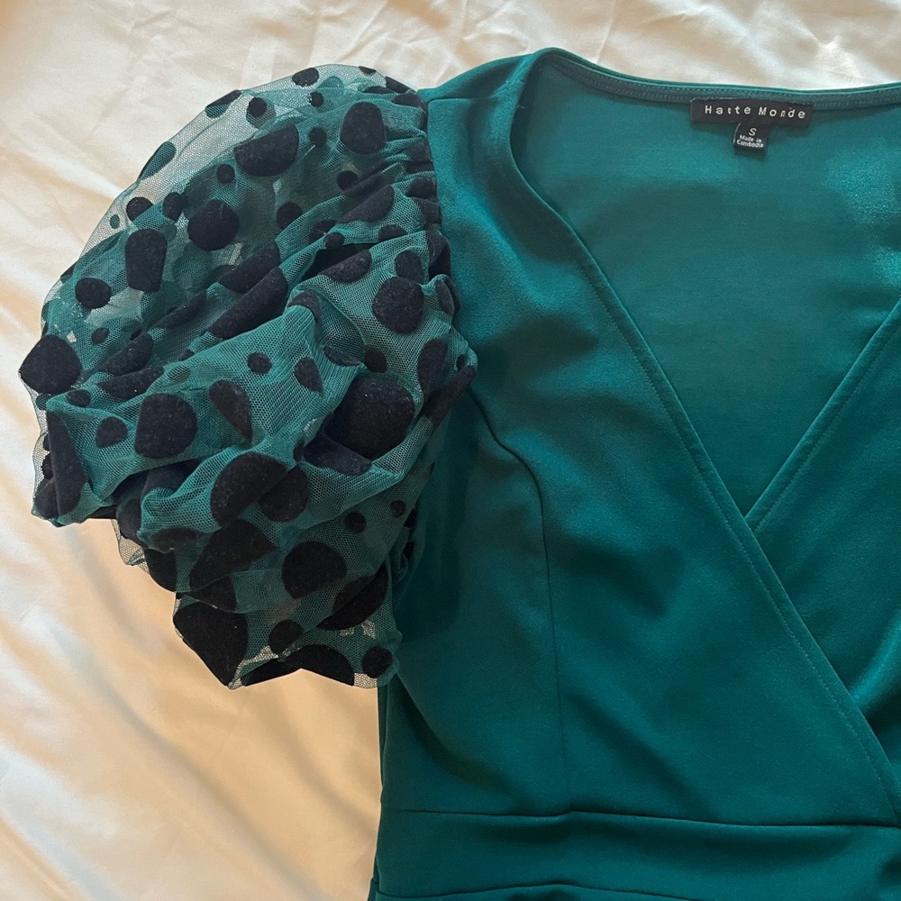 Fashionable women’s top- green with puffy sleeves